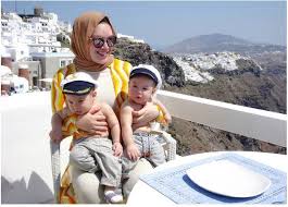 Samad claimed trial today to three charges of abetting husband datuk seri bung moktar radin in obtaining bribes amounting to rm2.8 million in exchange for securing a. Selepas Dapat Kembar Lelaki Zizie Ezette Timang Bayi Perempuan Pula Hiburan Mstar