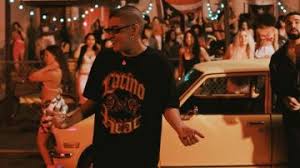 Записать исполнение караоке этой песни онлайн. Bad Bunny Feat Drake Mia Video Oficial Clothes Outfits Brands Style And Looks Spotern