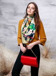 daha aziyla yetinmeyen gosterisli tercihler yapmayi sevenleri unutmadik bu guzelligi zincir askili canta modelleri scarf styles ways to wear a scarf fashion