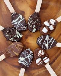 Cuilleres Au Chocolat Noir Et Au Lait Ornees De Chocolat Noir Et Blanc Rape Guimauves Et Eclaboussures De Cho Sucette Chocolat Chocolats Faits Maison Chocolat
