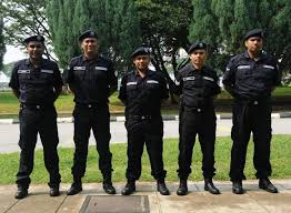 Ardi hamza dengan pakaian seragam pengawal keselamatan. Pulau Pinang 1 September 2015 Jabatan Keselamatan Usm Facebook