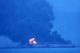 Gambar pemandangan udara diambil dari video menunjukkan pasukan bomba menyembur kapal kargo yang terbakar dengan air, di jacksonville, florida, 4 jun 2020. Kapal Tangki Minyak Iran Luar Pantai China Terbakar Utusan Borneo Online