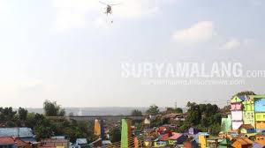 Dengan belajar mewarnai, kreativitas dan imajinasi siswa akan semakin berkembang. Aksi Heroik Helikopter Tni Au Warnai Simulasi Bencana Di Kampung Warna Warni Kota Malang Surya Malang
