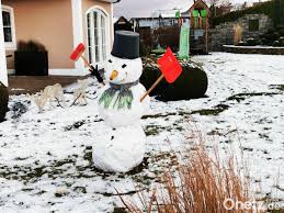 Ganz klassisch kommt dieser schneemann daher: Mit Maske Erster Schneemann Im Garten Onetz