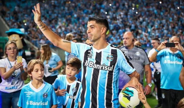 Lu&iacute;s Su&aacute;rez cobra d&iacute;vida do Gr&ecirc;mio ap&oacute;s erro de c&aacute;lculo