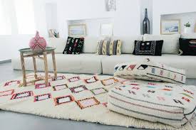 Die teppiche werden in familienproduktion nach traditionellen methoden handgeknüpft und von uns sorgfältig in bezug auf qualität, alter und originalität ausgewählt. Farbenfroher Azilal In Kombi Mit Bunten Kissen Und Poufs Aus Marokko Mehr Davon Gibt S In Unserem Shop Marokkanische Teppiche Marokkanischer Teppich Teppich