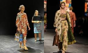 Tentu tiap zaman desain baju terus berbeda dan semakin bagus serta unik bagi sebagian masyarakat kreatif di bidang fashion. 10 Potret Busana Dengan Kain Endek Bali Di Paris Fashion Week Dailysia