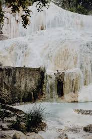 E' un piccolo paese nel sud della toscana tra la val d'orcia e il monte amiata conosciuto fin dall'antichità per le calde acque termali che qui hanno creato un paesaggio magico di bianche formazioni calcaree, cascatelle e piccole vasche calde dove fare il bagno nel mezzo del. Bagni San Filippo Toskana Infos Fur Den Ausflug Zu Den Heissen Quellen