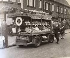 Maarten van 't Zelfde met zijn zoon en groentewagen in de De ...