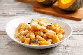 Per prima cosa bisogna tagliare a fette la polpa di 400 grammi di zucca , da far ammorbidire in forno a 180 gradi per una ventina di minuti. Ricetta Degli Gnocchi Di Zucca E Patate Con Burro Salvia E Formaggio