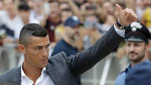 Ronaldo tradisce, bentancur sbaglia tutto voti. Cristiano Ronaldo Gibt Angeblich 20 000 Euro Trinkgeld Und Stellt Eine Bedingung Stern De