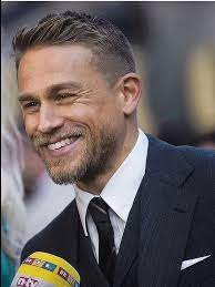 Charlie Hunnam 1980 Englischer Schauspieler Er Ist Bekannt Fur Seine Rollen Als Jackson Ja Fashionhij Mens Haircuts Short Charlie Hunnam Haircuts For Men