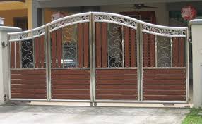 This fence and gate design perfectly match the modern minimalist homes of today. 17 Elegant Gates To Transform Your Yard Into Inviting Place Modern Gate Main Gate Design Iron Gate Design