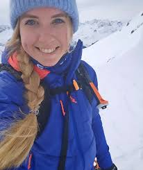 When your outfit matches the sky 🤩😁🔵 . Wish you a great start into the  new week!! . . . . . . #skiing #ski #winter #winterchild #austria  #österreich #explore #portrait #visittirol #ortovox #bluesky #snow  #snowcard #happyme #adventure #travel