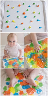 Voor Dit Spel Heb Je Een Schildersdoek Nodig Verf En Een Plastiekfolie Zo Kan Het Kind Wrijven Over De Baby Sensory Play Toddler Activities Infant Activities