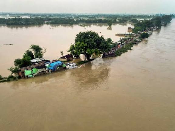 दरभंगा में बागमती खतरे के निशान के पार, सड़क और घरों में पानी; उत्तर बिहार  में बाढ़ से अभी भी परेशानी, Bihar Hindi News - Hindustan