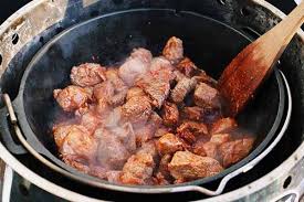 Dutch Oven Rezept Gulasch Aus Dem Dutch Oven Mcbrikett Rezept In 2020 Rezepte Gulasch Gulasch Rezepte