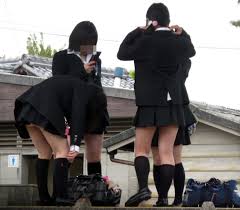 女子高生が街中ででうっかりパンチラ…靴下のズレを直す瞬間に見えちゃったパンチラエロ画像