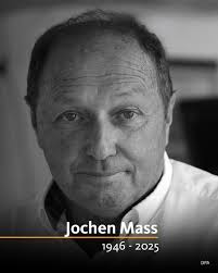 Der ehemalige deutsche Rennfahrer Jochen Mass ist im Alter von 78 Jahren an  den Folgen eines Schlaganfalls gestorben. Vor 50 Jahren gelang dem  Formel-1-Piloten sein Grand-Prix-Sieg in Barcelona.🎂💞😍