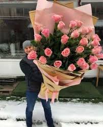 In occasione del compleanno i fiori sono sempre un dono gradito, bisogna saper scegliere il fiore adatto ad ogni persona ecco alcuni consigli. Uomo Con Fiori