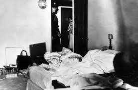 Famous for playing comedic blonde bombshell characters. Eines Der Ganz Fruhen Bilder Zeigt Dass Im Inbegriff Der Blondine Eine Brunette Steckt Mitte Der 1940er Kreiert Norma Jean Baker Marilyn Monroe Stuttgarter Zeitung