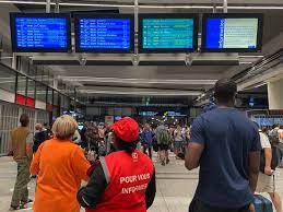 Un train du rer b s'est partiellement couché à cause d'un glissement de terrain, sept personnes sont légèrement blessées. O1 Cnocg6mxkgm
