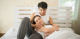 Cara ini sangat dianjurkan sebab wewangian terbukti bisa membangkitkan gairah seksual. 7 Posisi Berhubungan Intim Suami Istri