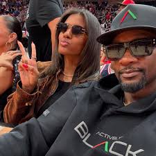 Incredible dinner last night after a long day at the warehouse. Surreal  moments swapping Olympics stories with my brother @stephencurry30 We both  had out of body experiences in Paris that we are