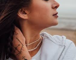 Mini collier de perles ras de cou avec fermoir doré, tour de cou de perles  d'eau douce parfait pour l'été et les vacances