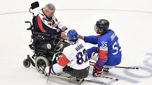 Para hokej, neboli také sladge hokej je sportovní alternativa pro postižené hráče, kteří mají postižení dolní části těla. Sen O Medaili Se Rozplynul Para Hokejiste V Bitve O Bronz Podlehli Korejcum Hokej Cz Web Ceskeho Hokeje