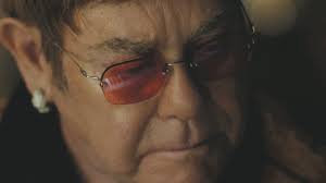 Elton John ako hviezda vo vianočnej reklame: Skrytý odkaz pre mŕtvu matku,  to VIDEO vás doženie k slzám!