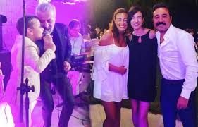 .karakteriyle ünlenen mustafa üstündağ, 'cümbür cemaat aile' dizinin setinde tanışıp aşk yaşamaya başladığı ecem özkaya ile 2010 üstündağ ve özkaya, boşanma sonrası ortak bir açıklama yaptı. Unlu Senarist Evlendi Dugune Unluler Akin Etti