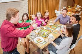 конкурсы на новый год для взрослых сидя за столом Igry Na Novyj God 2020 Smeshnye Dlya Detej I Vzroslyh Za Stolom Zastolnye