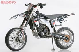 Padahal secara spek motor ini di atas supra x 125 maupun axelo 125. Naked Sport Disulap Jadi Supermoto Berapa Ya Ongkos Modifikasinya Gridoto Com