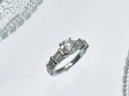 ジュエリーリフォーム オーダーメイドリング ダイアモンド テーパーバケットカット ラウンドブリリアントカット 彫り留め 1カラット １ｃｔアップ 1カラット ダイヤモンド ジュエリー