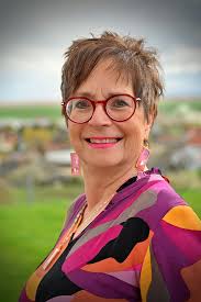 84 yrs old. Should I tint my hair or keep it like this? I'd been trying to  grow it into a bob but got fed up and went for the chop