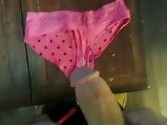 Devant sa fenêtre pour montrer ses petits seins avec la marque de bronzage. Culotte Hd Gay Tube