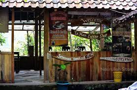 Viral foto kedai kopi yang ramai pengunjung pria karena pegawainya via wolipop.detik.com. Segelas Kopi Hangat Di Perbukitan Menoreh Nasirullah Sitam