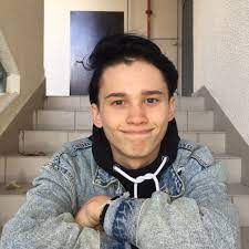 Плюс ещё каф в ухе, красивый браслет. Danya Milohin Tik Tok Biografiya Foto Skolko Let Roditeli Devushka Sestra