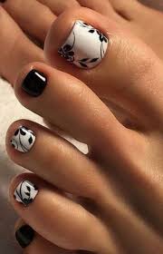 White nails with a cute starfish design! Do The Black And White Pattern On Every Toe No Singled Out Black Nails Simple Toe Nails Cute Toe Nails Easy Toe Nail Designs