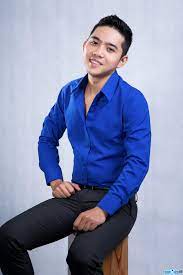 Nam ca sĩ tỏ ra bối rối trước những câu hỏi của báo giới cũng như người hâm mộ về người phụ nữ khiến anh phải rơi nước mắt. Ca SÄ© Minh Tiáº¿n