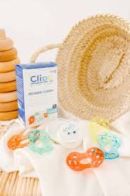 Colourful and engaging dummy to quit the pacifier easily