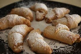 Lo yogurt è fonte di calcio e minerali, è importantissimo soprattutto per chi non assume altri latticini, per intolleranza alimentare o di gusto. Cornetti Allo Yogurt Fata Cuoca