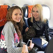 Когда ей плохо, девушка предпочитает не звонить родителям. Mama Alesi Kafelnikovoj Vpervye Zagovorila O Ee Zavisimosti Starhit Ru
