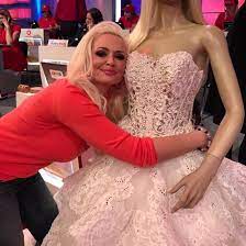 Daniela katzenberger bekam ihre traumhochzeit und lucas cordalis machte alles mit. Daniela Katzenberger Ihr Hochzeitskleid War Nicht Die Wertvollste Spende Intouch