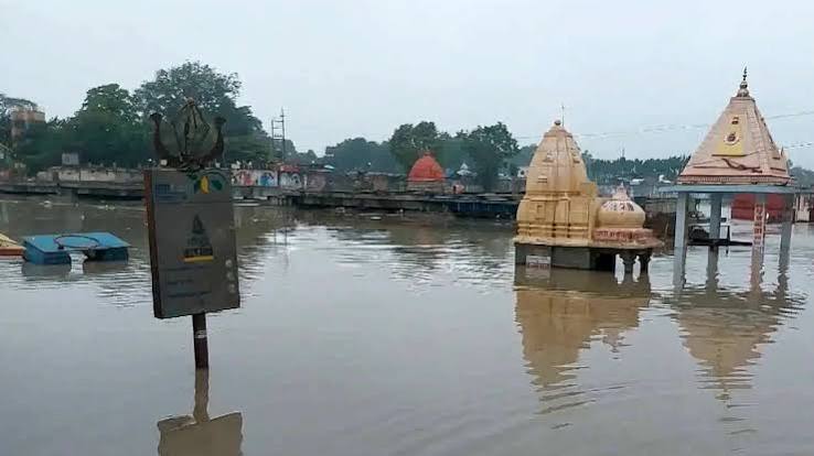 Ujjain Waterlogged as Shipra River Swells: Temples Near Ram Ghat Submerged Amid Heavy Rainfall, IMD Warns of More Monsoon Rains in Madhya Pradesh