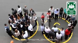 estudiantes en Arequipa siguiendo señales de prevención de sismos y seguridad hacia un punto de reunión