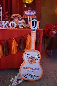 Pinata Guitarra Antonella Decoraciones Para Cumpleanos Facebook