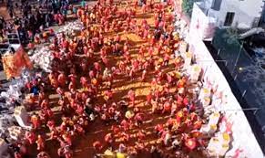 La battaglia delle arance è il simbolo del carnevale di ivrea, che tiene sempre vivo il ricordo delle lotte che i cittadini hanno portato avanti nei secoli per non soccombere ai soprusi dei tiranni. Video Ivrea La Battaglia Delle Arance Ripresa Da Un Drone