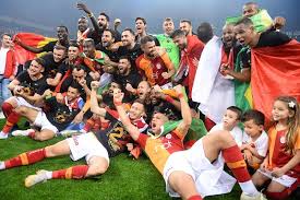 جسر غلطة يمكن رؤيته في وسط الصورة. ØºÙ„Ø·Ø© Ø³Ø±Ø§ÙŠ ÙŠØ­ØªÙØ¸ Ø¨Ù„Ù‚Ø¨ Ø§Ù„Ø¯ÙˆØ±ÙŠ Ø§Ù„ØªØ±ÙƒÙŠ